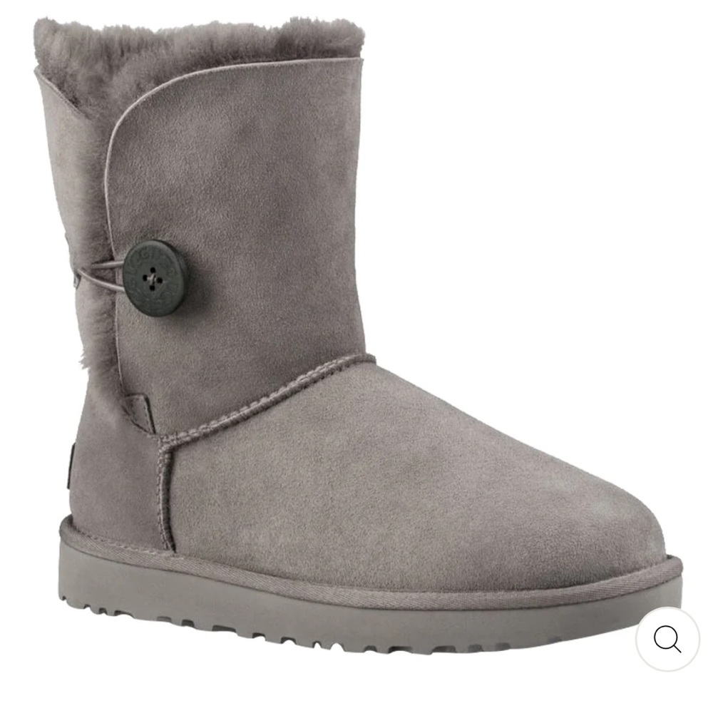 UGG WOMEN'S BAILEY BUTTON II BOOTS, Size 7 Women (5 Big Kids) GREY, EUC